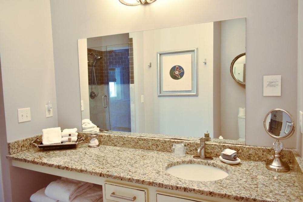 Sparrow Grove Manor Monroe Bilik gambar